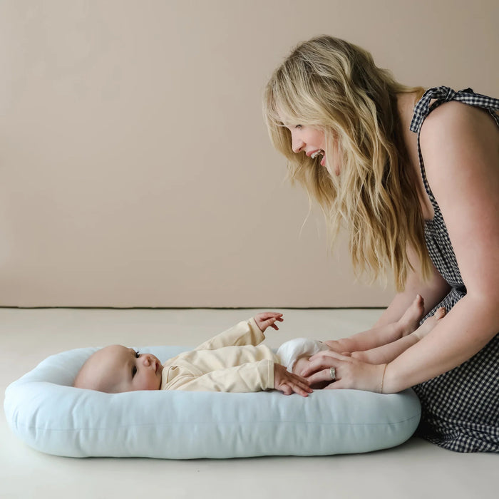 Coussin à langer et nid douillet pour nouveau-nés et bébés Snuggle Me avec coton biologique