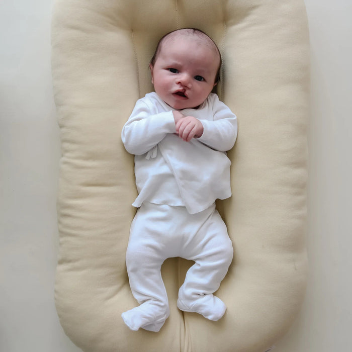 Coussin à langer et nid douillet pour nouveau-nés et bébés Snuggle Me avec coton biologique