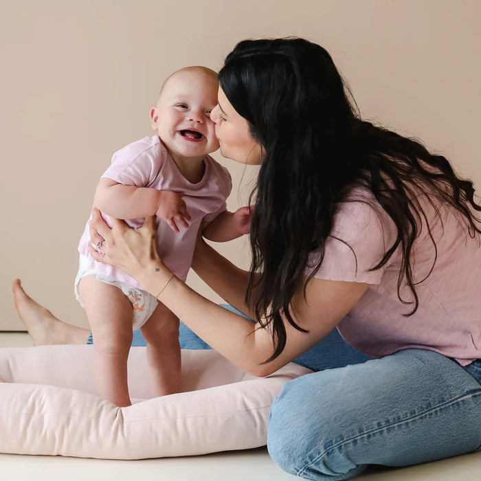 Coussin à langer et nid douillet pour nouveau-nés et bébés Snuggle Me avec coton biologique