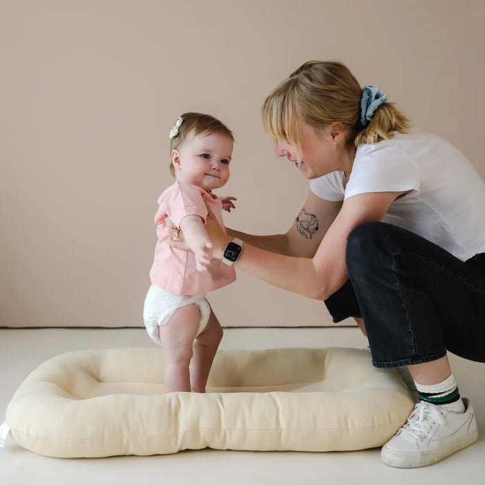 Coussin à langer et nid douillet pour nouveau-nés et bébés Snuggle Me avec coton biologique