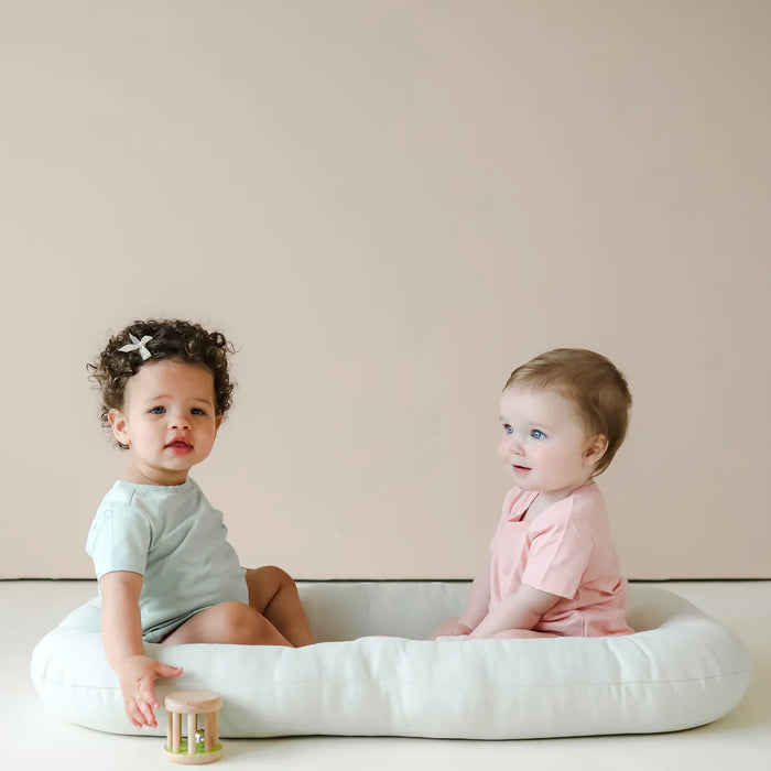 Coussin à langer et nid douillet pour nouveau-nés et bébés Snuggle Me avec coton biologique