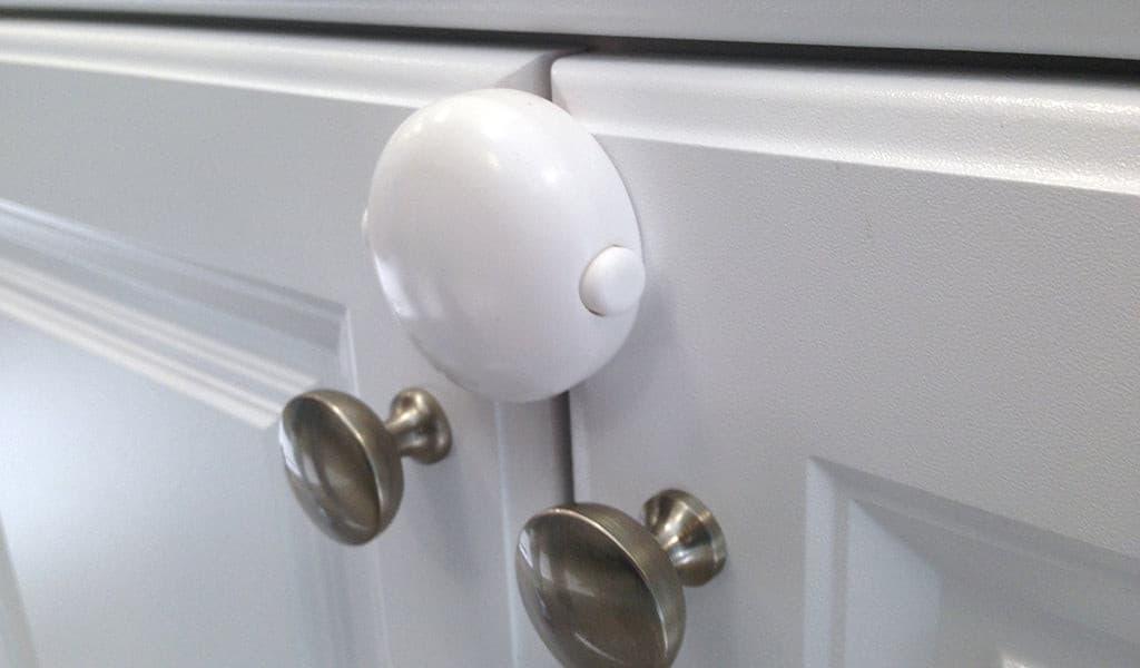 Qdos® - Qdos SecureHold Adhesive Double Door Lock - White